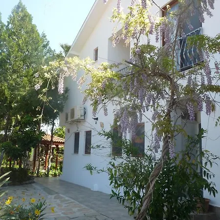 Garden Bed & Breakfast *
