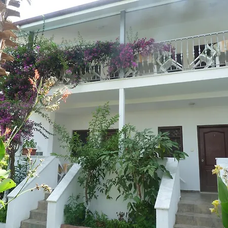 Garden Bed & Breakfast *